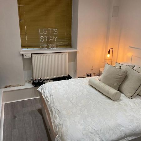 Central Private Double Bedroom In A 2Bedroom Apartment, Connected Via Underground, Overground And Many Bus Routes London Kültér fotó