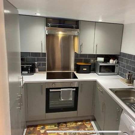 Central Private Double Bedroom In A 2Bedroom Apartment, Connected Via Underground, Overground And Many Bus Routes London Kültér fotó