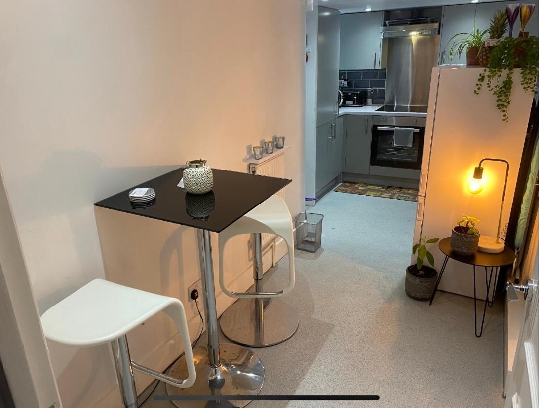 Central Private Double Bedroom In A 2Bedroom Apartment, Connected Via Underground, Overground And Many Bus Routes London Kültér fotó