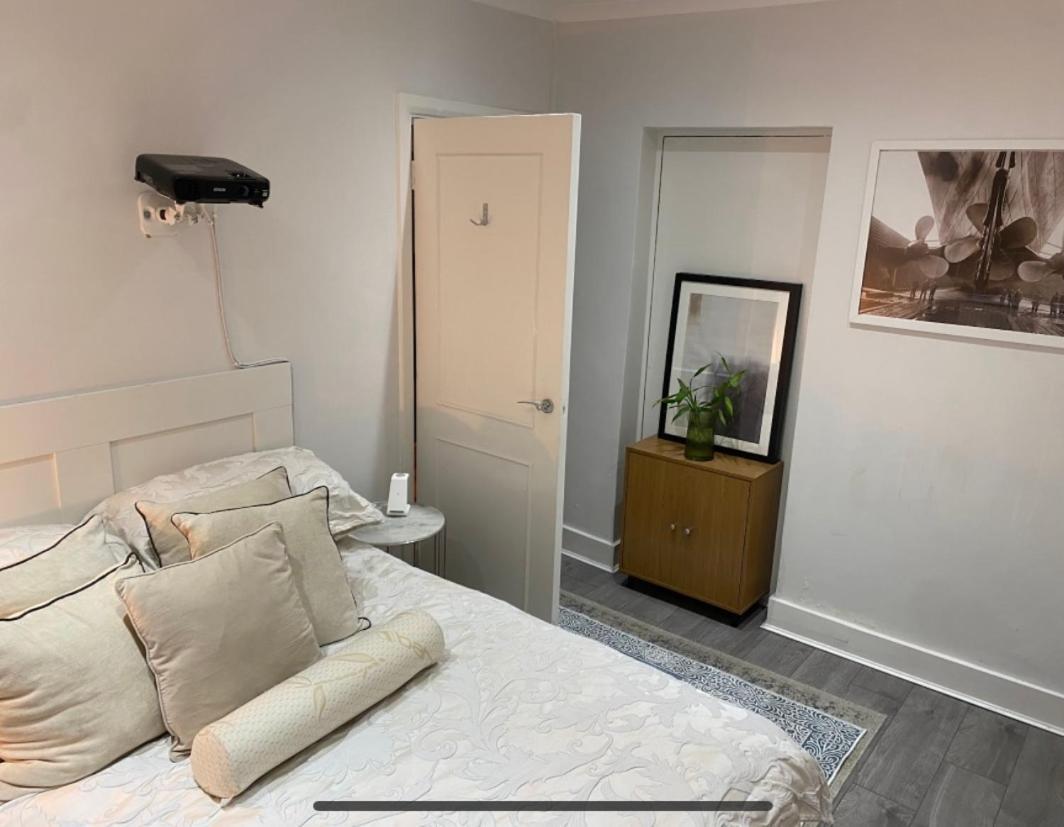 Central Private Double Bedroom In A 2Bedroom Apartment, Connected Via Underground, Overground And Many Bus Routes London Kültér fotó