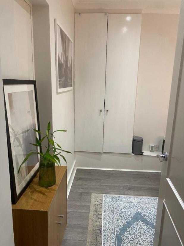 Central Private Double Bedroom In A 2Bedroom Apartment, Connected Via Underground, Overground And Many Bus Routes London Kültér fotó