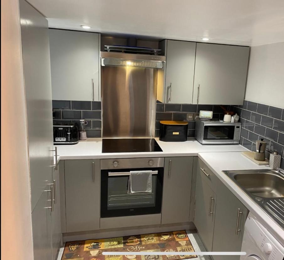 Central Private Double Bedroom In A 2Bedroom Apartment, Connected Via Underground, Overground And Many Bus Routes London Kültér fotó