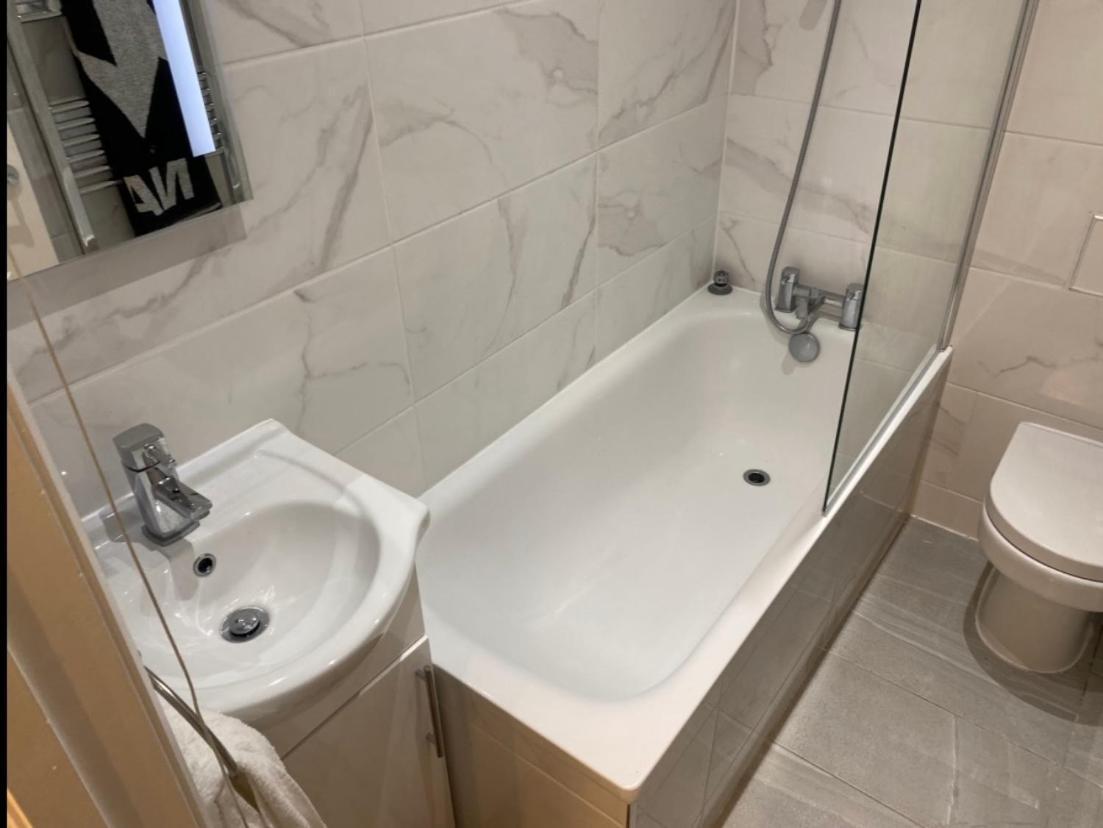 Central Private Double Bedroom In A 2Bedroom Apartment, Connected Via Underground, Overground And Many Bus Routes London Kültér fotó