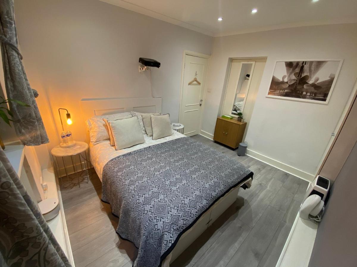 Central Private Double Bedroom In A 2Bedroom Apartment, Connected Via Underground, Overground And Many Bus Routes London Kültér fotó